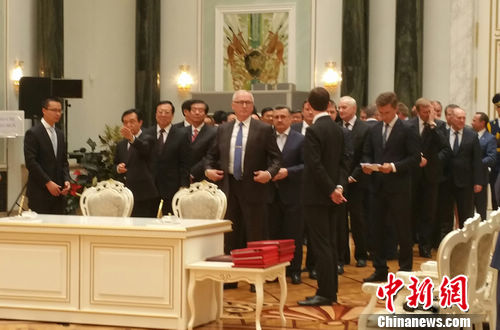 习近平访白有趣一幕省长部长排队上场签约(图)