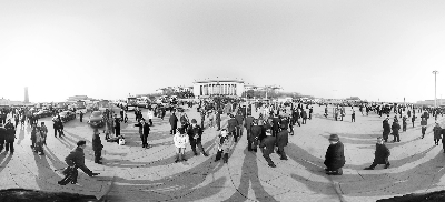 上午,全国人大代表步入广场。第十二届全国人民代表大会第五次会议今天闭幕 VR拍摄/记者 黑克