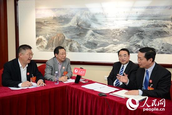 四位委员正在讨论。熊旭 摄