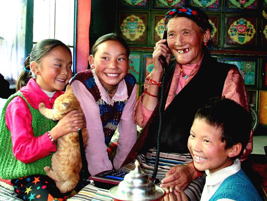 搬迁新居后的喜事告诉远方亲友。丹多 摄