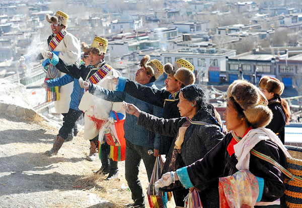 民族团结情谊浓 共度双节迎新春 民族团结情谊浓 共度双节迎新春