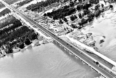 西藏境内首条高速公路——拉萨至贡嘎机场高速公路(2014年8月29日摄)。拉萨至贡嘎机场高速公路于2011年7月正式通车,路线全长37.8公里,将拉萨市区到贡嘎机场的行车时间缩短了半个小时。新华社记者 普布扎西摄