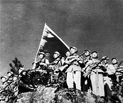 走进“上甘岭特功八连”——站在布满381个弹孔的战旗前_fororder_1