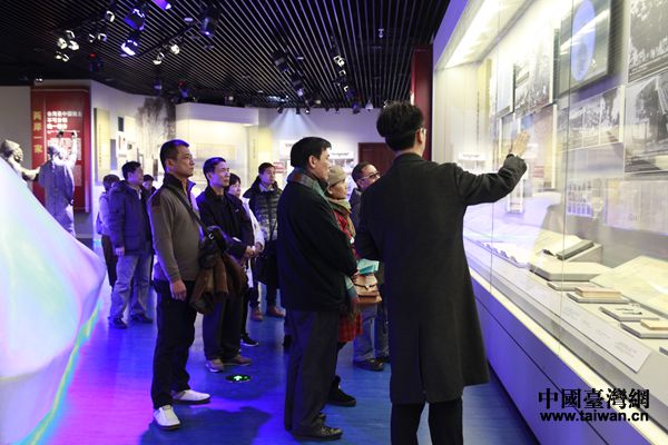 参访团团员全神贯注听讲解员讲述台湾同胞抗日史实 参访团团员全神贯注听讲解员讲述台湾同胞抗日史实