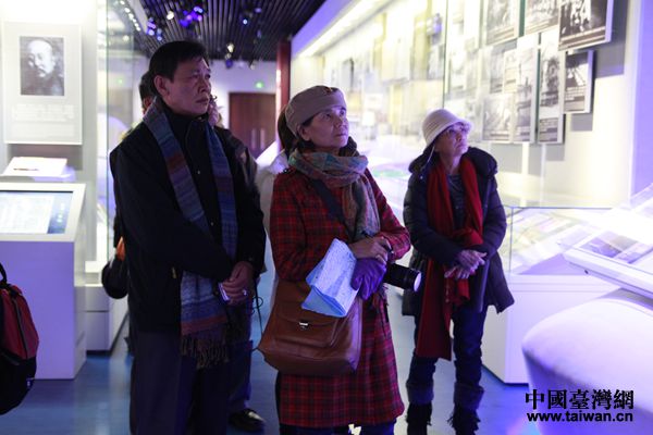 参观过程中,面对先辈英烈们的抗日史实,参访团成员表情凝重 参观过程中,面对先辈英烈们的抗日史实,参访团成员表情凝重