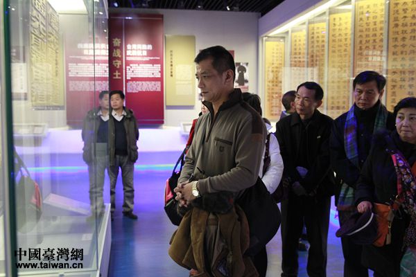 参观过程中,面对先辈英烈们的遗物,参访团成员表情凝重 参观过程中,面对先辈英烈们的遗物,参访团成员表情凝重