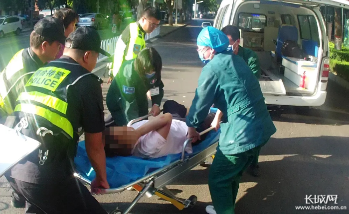 伤者郝女士在特警队员协助下,送到医院进行及时救治。 通讯员 陈璐 供图