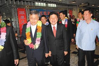 山东省长郭树清(左)昨天抵达花莲,受到花莲县长昆萁(右)热情欢迎。图片来源:《联合报》