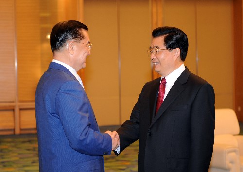8月8日,中共中央总书记胡锦涛在北京人民大会堂会见前来出席北京奥运会开幕式和相关活动的中国国民党荣誉主席连战。 新华社记者刘建生摄