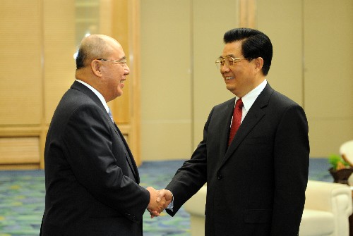 8月8日,中共中央总书记胡锦涛在北京人民大会堂会见前来出席北京奥运会开幕式和相关活动的中国国民党主席吴伯雄。 新华社记者刘建生摄