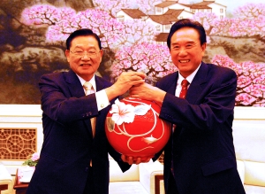 昨日下午,海基会董事长江丙坤向海协会会长陈云林赠送一个精美的花瓶。当天陈云林会见了海基会新闻交流团一行。郭新 摄