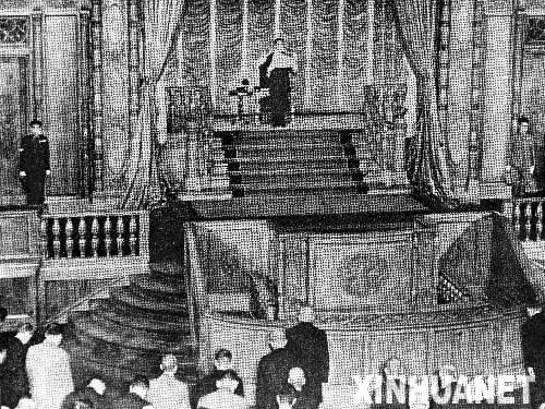 1945��8��15�գ��ձ����ԣ�ʹ㲥����սگ�顱�������ձ�������Ͷ����ͼΪ�ձ����������������˹�Ͷ����