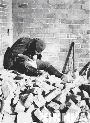 这是“荻岛静夫在墙角记日记”的照片。