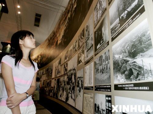 8��19�գ�һλ��ѧ���ڲιۡ��ֻ��վ��Ͼ�����ɱʷʵչ����