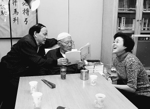 作者(左)与孙晋芳看望吕正操老人(中)。