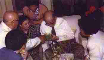 1991年,张学良在看吕正操从北京给他带的碧螺春名茶。(人民网资料图片)