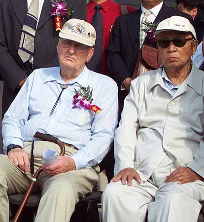 2001年,吕正操将军和美国援华飞虎队老战士代表在一起