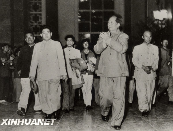 1959年9月15日,吕正操(右二)陪同毛泽东主席视察北京火车站。