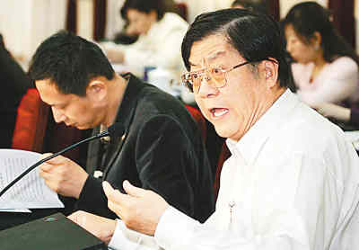 3月10日,全国政协委员许善达在小组讨论会上建议,法院的一些案件可实行异地审理,推进司法公正。记者 雷 声摄 3月10日,全国政协委员许善达在小组讨论会上建议,法院的一些案件可实行异地审理,推进司法公正。记者 雷 声摄