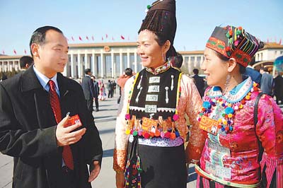 广东团代表、深圳南岭村社区党委书记张育彪(左)在天安门广场和云南团代表孙春兰(中)、杨艳就建设和谐社会话题交换意见。三位来自基层的代表认为,构建和谐社会,必须努力使全体人民学有所教、劳有所得、病有所医、老有所养、住有所居。记者 李舸摄 广东团代表、深圳南岭村社区党委书记张育彪(左)在天安门广场和云南团代表孙春兰(中)、杨艳就建设和谐社会话题交换意见。三位来自基层的代表认为,构建和谐社会,必须努力使全体人民学有所教、劳有所得、病有所医、老有所养、住有所居。记者 李舸摄