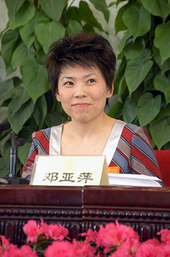 2008年3月12日15时在人民大会堂新闻发布厅举行政协十一届一次会议记者招待会,主题是“政协委员谈奥运”。刘敬民、崔大林、张景安、张艺谋、邓亚萍五位委员将出席记者招待会并回答记者问题。图为全国政协委员、著名乒乓球运动员、前世界冠军、北京奥组委奥运村部副部长邓亚萍。新华网 郭毅 摄