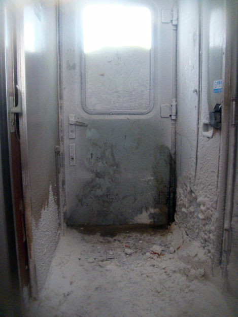 蒙古商都遭暴雪围困的1814次旅客列车内景