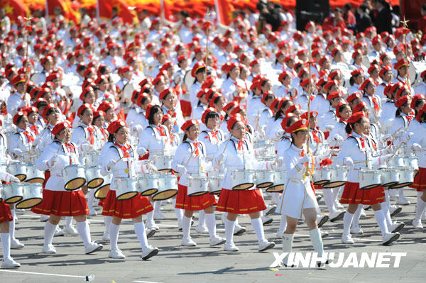 少先队员“七色光”鼓号表演