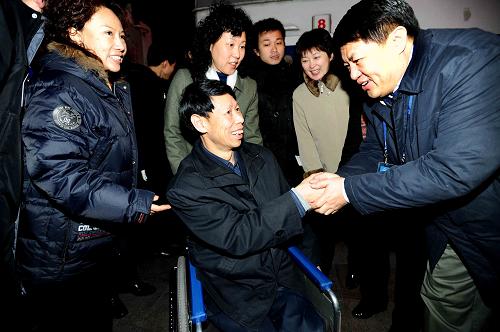 3月1日6时,来自吉林省的全国政协委员抵达北京火车站。这是首批参加全国政协十一届二次会议的京外委员抵京。新华社记者 李涛 摄