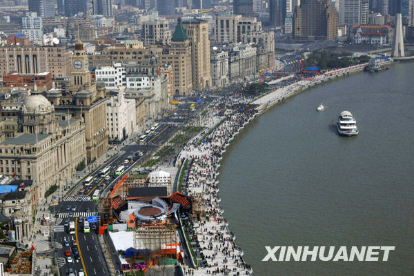 3月28日,上海外滩竣工崭新亮相。当日,经过建设者为期33个月的精心施工,上海市外滩地区综合改造工程全面竣工并向社会开放。此次外滩改造工程涉及外滩通道建设、滨水区改造、渗透墙建造、排水系统改建、公交枢纽和地下空间开发等六大工程项目。