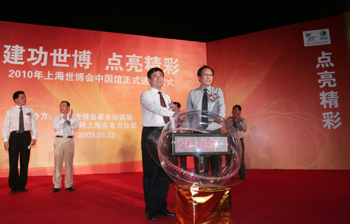 �Ϻ������������鳤���Ϻ������־ֳ���ƺ��Ϻ��е�����˾�ܾ��������˹�ͬ����������2010���Ϻ��������й�����ʽͨ�硣