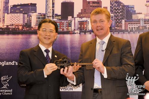周汉民将展区钥匙交给利物浦市政委员会主席Warren Bradley,象征展区正式移交。