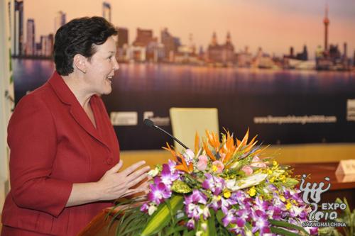 英国驻上海总领事艾琳致辞