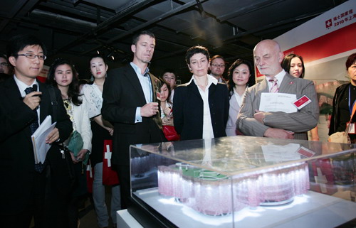 嘉宾们参观“瑞士馆推广周”展览