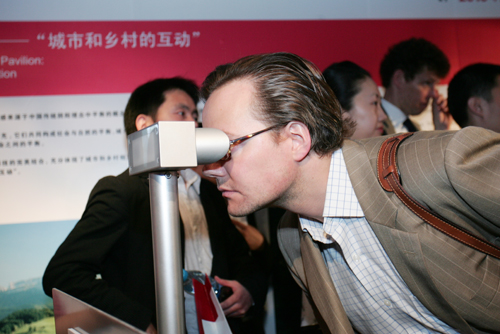 瑞士馆的展示吸引了众多参观者