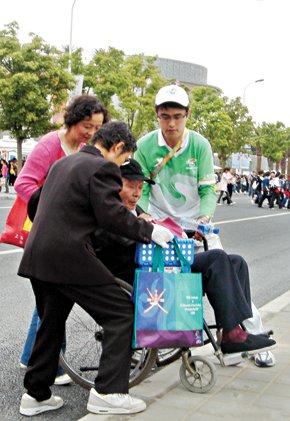 震旦志愿者强忍丧父之痛 诵诗表愿服务世博