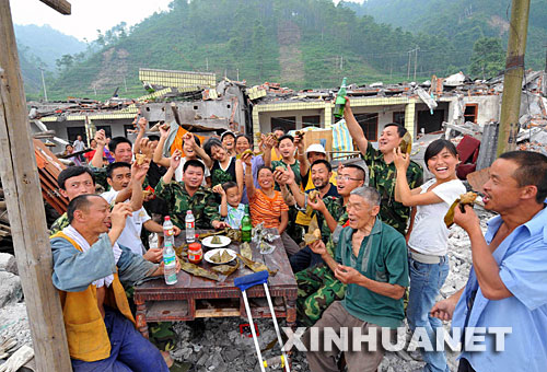 6��8�գ��Ĵ�ʡ�����д�ɽ����װ���ٱ���ʲ�����������ʺʹ�͵�������Ⱥ��һ������ӡ� �������й���ͳ���ն���ڣ��Ĵ�������������ȵ���������Ⱥ�ڶȹ���һ������Ľ��ա� �»�����ߺο�����