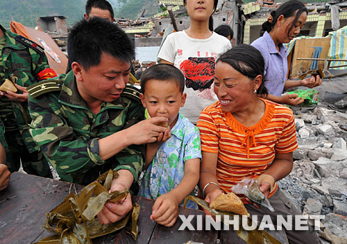 6��8�գ��Ĵ�ʡ�����д�ɽ����װ�������Ƴ�Ϳ���ף�ǰ��һ����ʲ�����������ʺʹ�͵�������Ⱥ��һ�������ڡ� �������й���ͳ���ն���ڣ��Ĵ�������������ȵ���������Ⱥ�ڶȹ���һ������Ľ��ա� �»�����ߺο�����