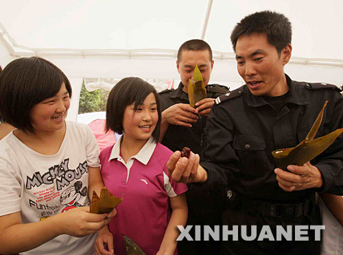  6��8�գ��������ĵ��ؾ���Ԯ��Ա���Ĵ�ʡʲ��������������ѧУѧ��һ������ӡ� �������й���ͳ���ն���ڣ��Ĵ�������������ȵ���������Ⱥ�ڶȹ���һ������Ľ��ա� �»��������������