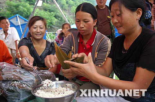 6��8�գ��Ĵ�ʡ�봨��������˫�Ӵ�����ھ�������ǰ�����ӡ� �������й���ͳ���ն���ڣ��Ĵ�������������ȵ���������Ⱥ�ڶȹ���һ������Ľ��ա� �»��緢�������㣩