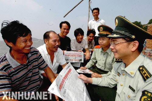 10月16日,边防官兵在长屿岛为渔民读报。 当日