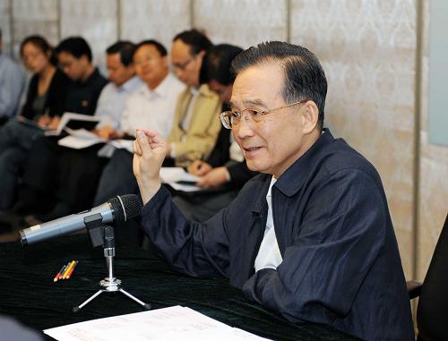 这是温家宝在中国疾病预防控制中心就进一步做好下一阶段防控工作作重要讲话。新华社记者 饶爱民 摄