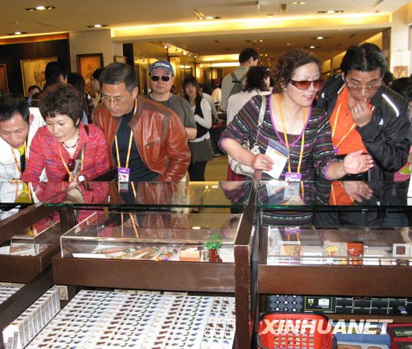 3月16日,“心印宝岛万人行”首发团的游客在台北故宫选购纪念品。