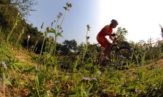 图文-女子山地自行车越野赛 任成远在比赛中