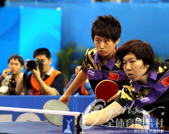 郭跃/李晓霞在比赛中(更多图片请点击观看组图)
