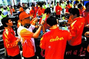 国奥队队员在领取证件