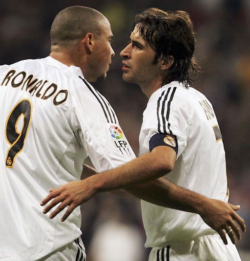 罗纳尔多投转皇马的第一年,便收获西甲冠军,并力压锋线搭档劳尔(左),收获西甲金靴。