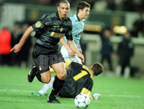 图为1997/98赛季联盟杯决赛,当时效力于国米的罗纳尔多利用钟摆式过人晃过拉齐奥门将后,将球踢入空门。