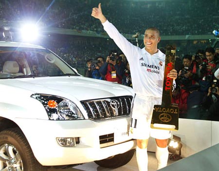 图为2002年丰田杯决赛后,罗纳尔多收获了象征最佳球员荣誉的丰田豪车。
