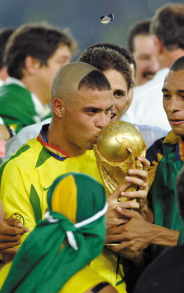 ͼΪ2002�����籭���ʰ�����ں����š�����ͷ�������ɶ������Ǵ����񱭡�