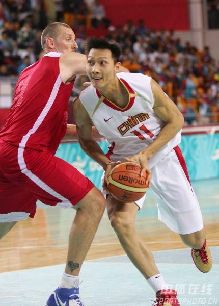 易建联篮下无人能挡。